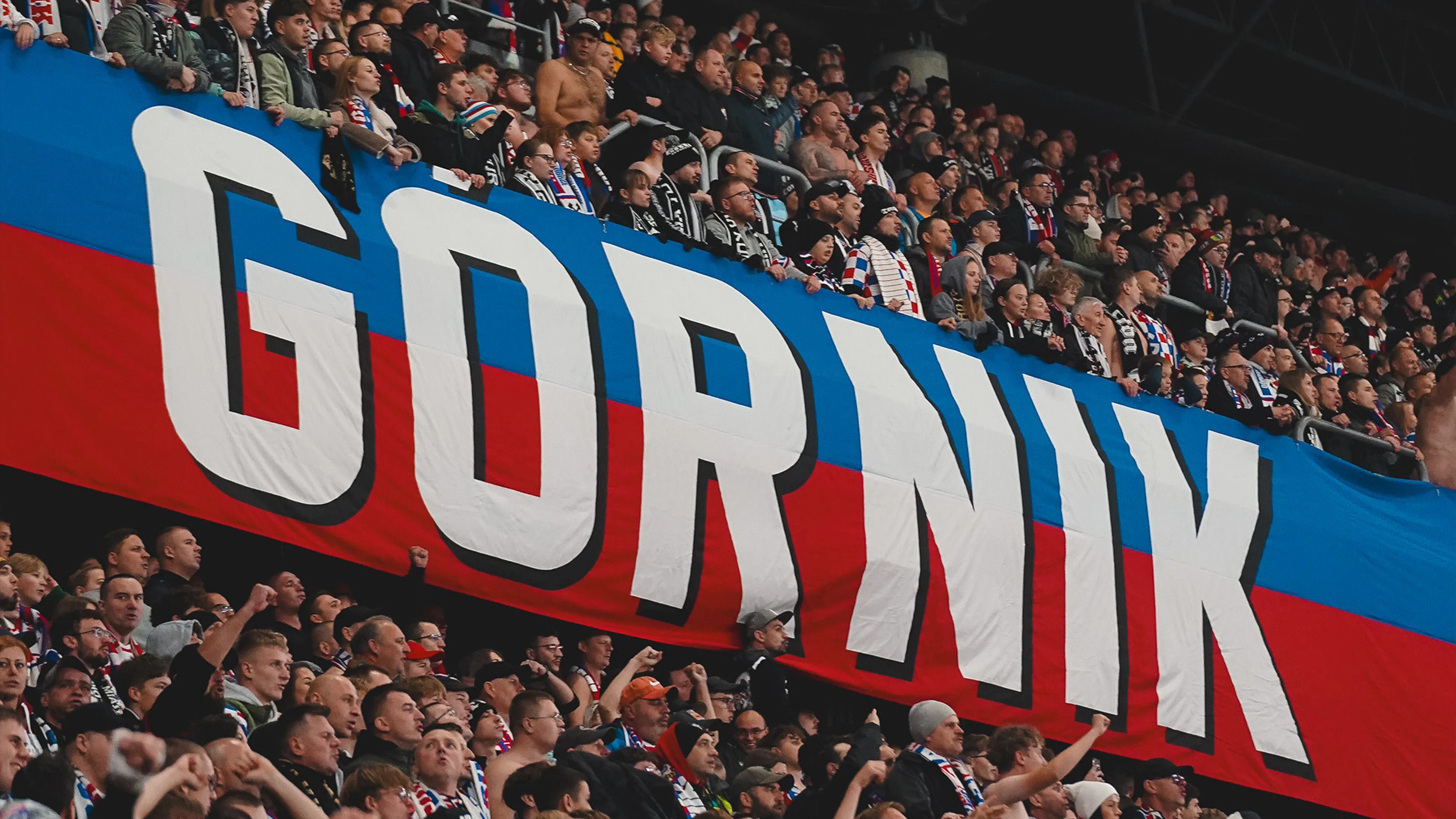 Górnik Zabrze taraftarları büyük Górnik pankartı altında